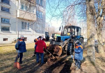 В д. Станьково наводят порядок после зимы на придомовых территориях и у озера